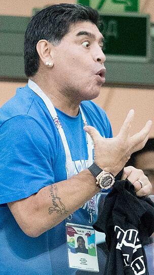 Diego Maradona leidet auf der Tribüne mit.