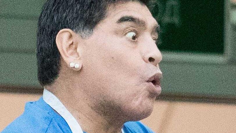 Diego Maradona leidet auf der Tribüne mit.