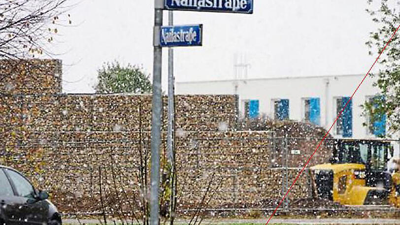 Um die Mauer vor einer Flüchtlingsunterkunft in Neuperlach gibt es bis heute Ärger.