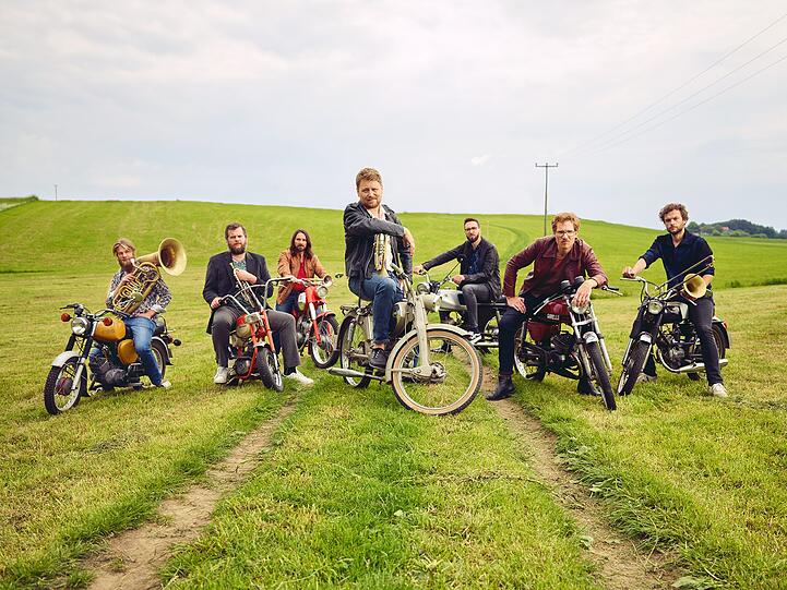 LaBrassBanda machen sich ab 24. Juli für eine Woche auf den Weg quer durch Bayern. Sie wollen an jedem Tag vier Konzerte in Biergärten spielen. Mit dabei haben sie ihr neues Album &bdquo;Danzn&ldquo;.
