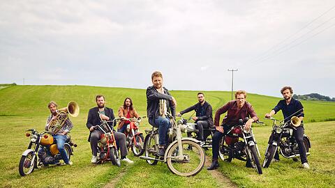 LaBrassBanda machen sich ab 24. Juli für eine Woche auf den Weg quer durch Bayern. Sie wollen an jedem Tag vier Konzerte in Biergärten spielen. Mit dabei haben sie ihr neues Album &bdquo;Danzn&ldquo;.