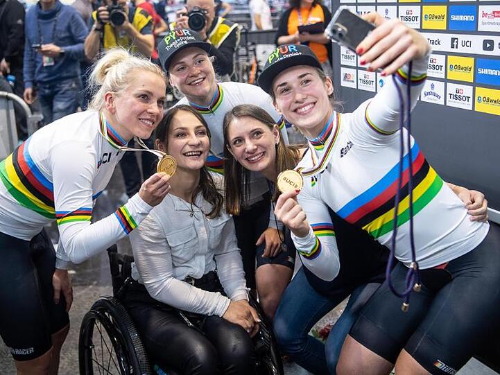 Die Gewinnerinnen der Goldmedaille im Teamsprint der Frauen: Emma Hinze (l), Lea Friedrich (hinten Mitte) und Pauline Grabosch (r). Gemeinsam mit Kristina Vogel (Mitte links) und Miriam Welte (Mitte rechts) machen sie ein Selfie.