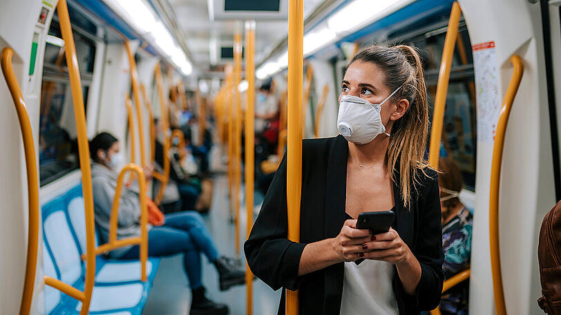 Eine Maske ist im öffentlichen Nahverkehr Pflicht.