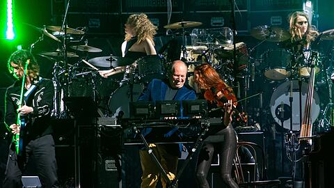 Hans Zimmer (Mitte), Komponist, Plattenproduzent und zweifacher Oscar-Preisträger, hier bei seinem Konzert vergangene Woche in Mailand.