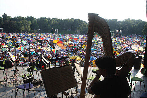 Ein Meer von Sonnenschirmen: Über 60.000 Besucher verwandelten den Luitpoldhain gestern Abend in die größte Picknick-Arena Europas. Und die Musik gab&rsquo;s gratis dazu.