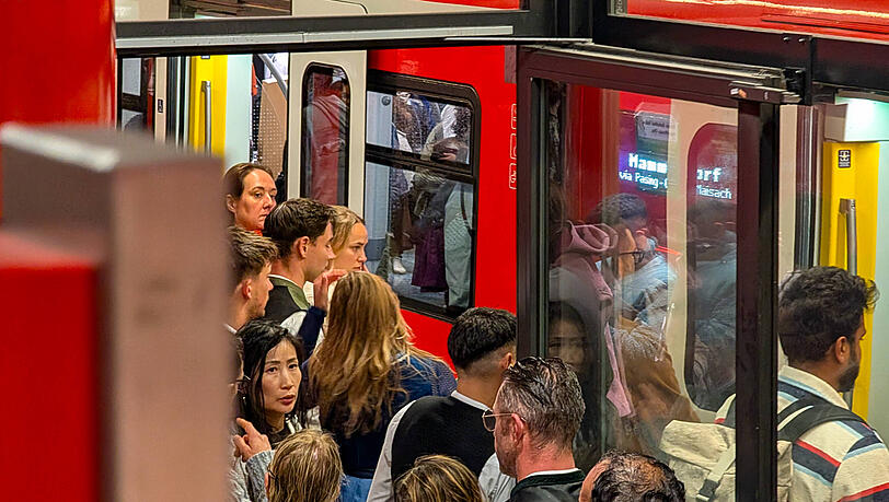 Gut gefüllt am Dienstagabend: Die Bahnen in München. Gut gefüllt am Dienstagabend: Die Bahnen in München.