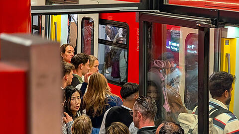 Gut gefüllt am Dienstagabend: Die Bahnen in München.