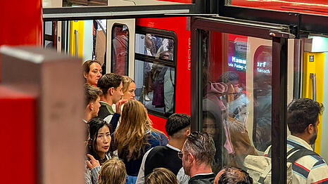 Gut gef&uuml;llt am Dienstagabend: Die Bahnen in M&uuml;nchen.