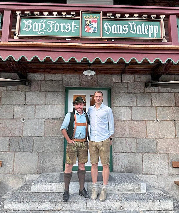 Fu&szlig;ballstar Manuel Neuer (r.) mit Johannes Rabl.