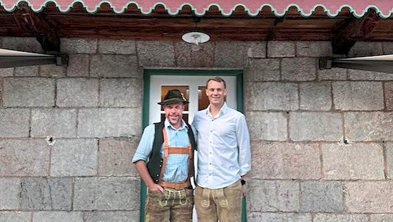 Fußballstar Manuel Neuer (r.) mit Johannes Rabl. Fußballstar Manuel Neuer (r.) mit Johannes Rabl.