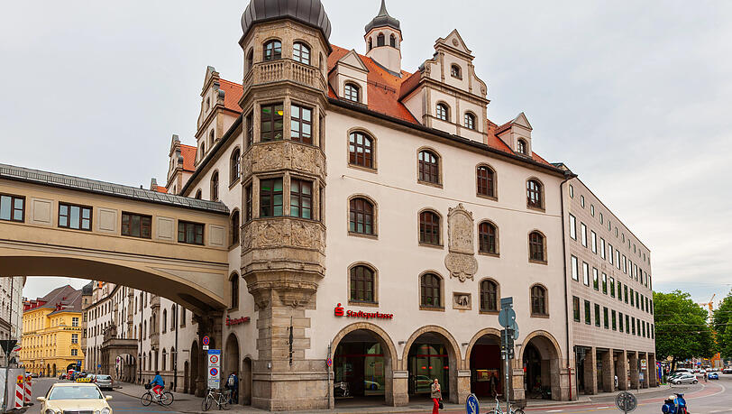 Die Hauptstelle der Stadtsparkasse in M&uuml;nchen. Diese ist eine Anstalt des &ouml;ffentlichen Rechts, der Tr&auml;ger ist die Stadt M&uuml;nchen.