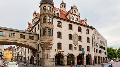 Die Hauptstelle der Stadtsparkasse in M&uuml;nchen. Diese ist eine Anstalt des &ouml;ffentlichen Rechts, der Tr&auml;ger ist die Stadt M&uuml;nchen.