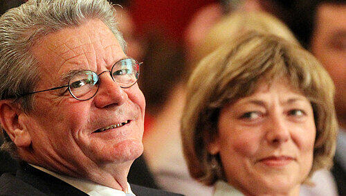 Joachim Gauck mit seiner Lebensgefährtin Daniela Schadt. Joachim Gauck mit seiner Lebensgefährtin Daniela Schadt.