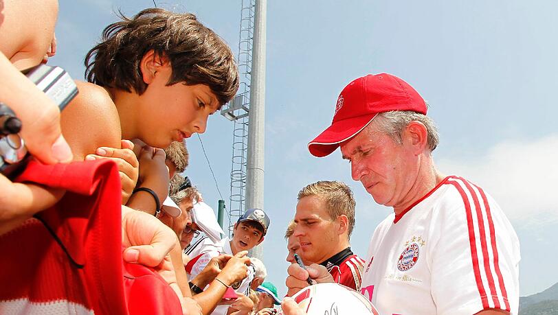 Trainer Jupp Heynckes schreibt Autogramme. Trainer Jupp Heynckes schreibt Autogramme.