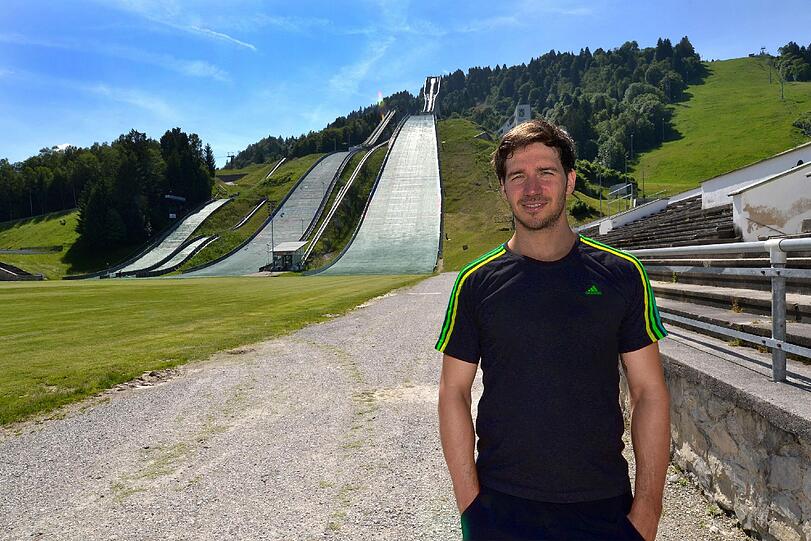 Vor der Skisprungschanze in Garmisch: Neureuther ist dort schon runtergesprungen.