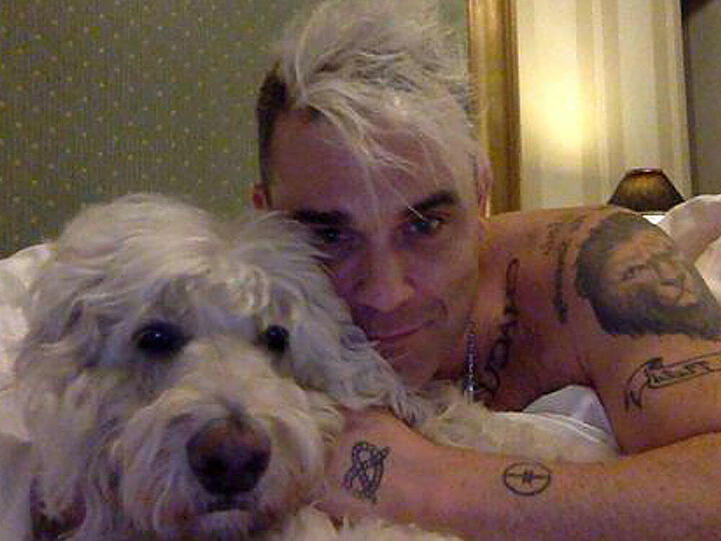 Robbie Williams kuschelt mit Hund Spencer