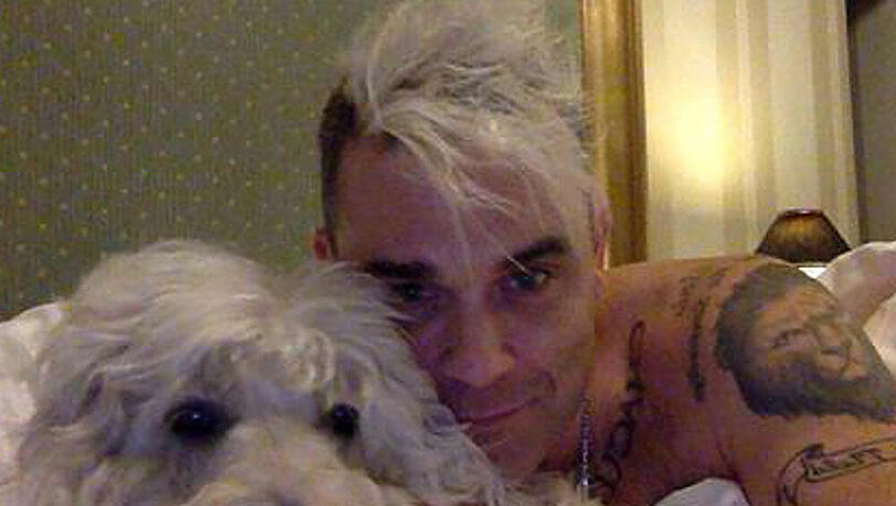 Robbie Williams kuschelt mit Hund Spencer Robbie Williams kuschelt mit Hund Spencer