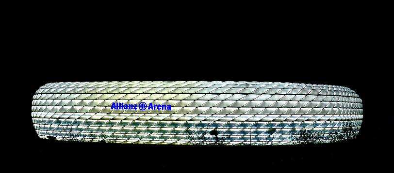 Nicht rot, nicht blau, sondern weiß leuchtet die Allianz Arena an diesem Abend.