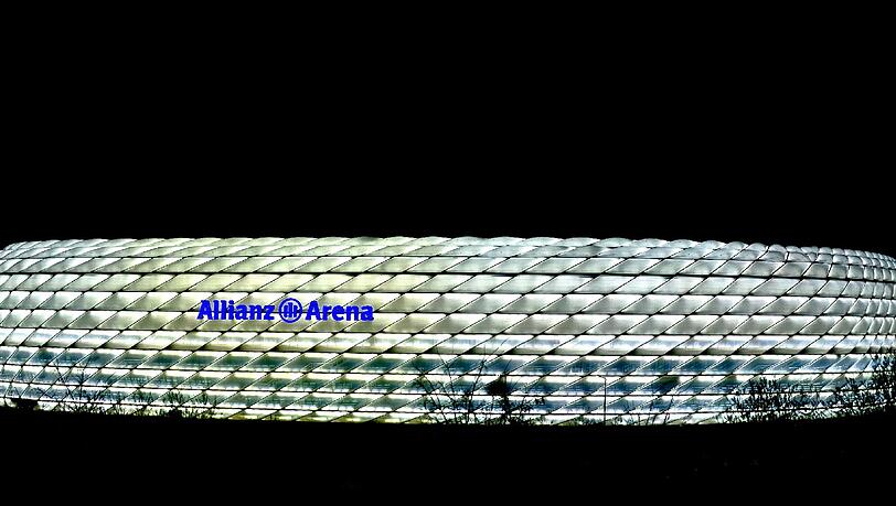 Nicht rot, nicht blau, sondern weiß leuchtet die Allianz Arena an diesem Abend. Nicht rot, nicht blau, sondern weiß leuchtet die Allianz Arena an diesem Abend.