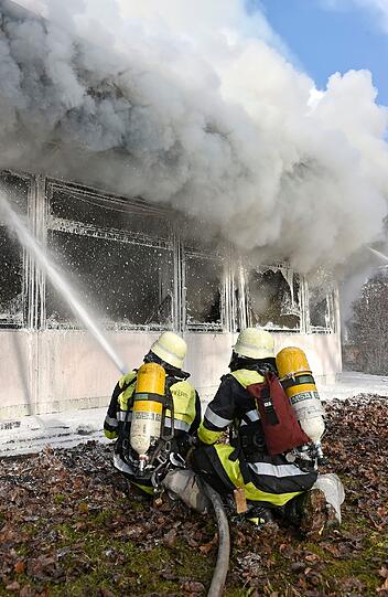 Der Kulturpavillon ist komplett ausgebrannt. Die Bilder vom Großeinsatz der Feuerwehr.