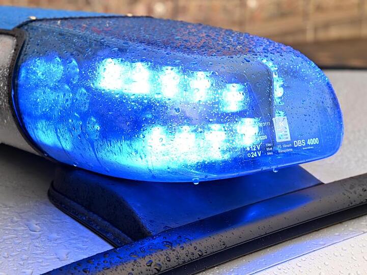 Ein Streifenwagen der Polizei steht mit eingeschaltetem Blaulicht. Foto: Carsten Rehder/dpa