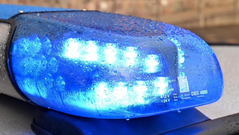 Ein Streifenwagen der Polizei steht mit eingeschaltetem Blaulicht. Foto: Carsten Rehder/dpa