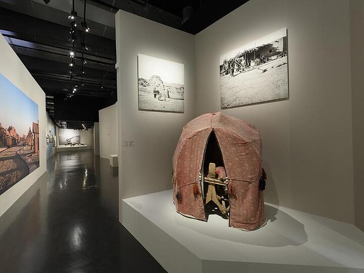 Blick in die Ausstellung "Al-Ula. Wunder von Arabien" im Pariser Institut der arabischen Welt.