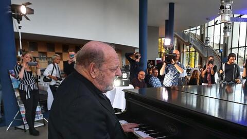 Ralph Siegel, Komponist, spielt an einem Klavier.