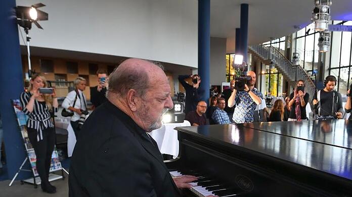 Ralph Siegel, Komponist, spielt an einem Klavier.