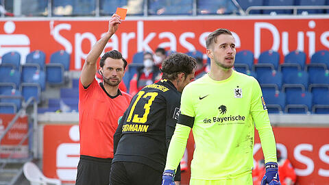 Dennis Erdmann (m.) ist gegen Duisburg vom Platz geflogen.