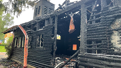Die Kirche am Morgen nach dem Brand.