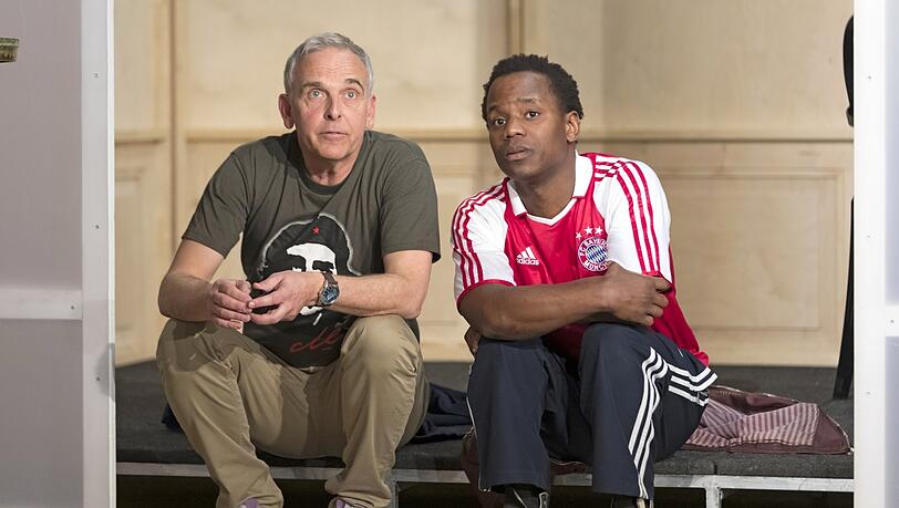 Richard (Ralf Komorr) fremdelt zunächst mit Flüchtling Diallo (Derek Nowak), den seine Frau zuhause aufgenommen hat. Richard (Ralf Komorr) fremdelt zunächst mit Flüchtling Diallo (Derek Nowak), den seine Frau zuhause aufgenommen hat.