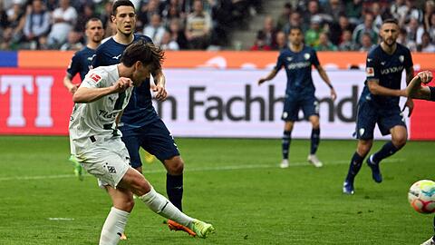 Mönchengladbachs Jonas Hofmann (l) trifft zum 1:0.