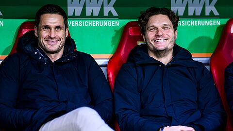 BVB-Sportdirektor Sebastian Kehl (l) und Trainer Edin Terzic hoffen auf einen erfolgreichen Start ins neue Jahr.