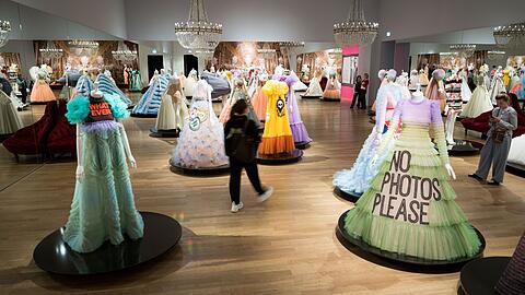 Kostüme sind in der Ausstellung "Viktor & Rolf. Fashion Statements" ausgestellt.