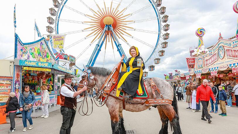 Zum Festzug auf die Theresienwiese reitet das Münchner Kindl Franziska Inselkammer vorneweg. Zum Festzug auf die Theresienwiese reitet das Münchner Kindl Franziska Inselkammer vorneweg.
