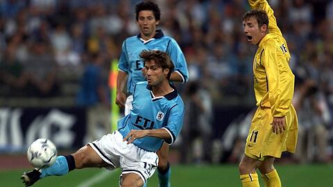 Olympiastadion, 25. August 2000, Rückspiel in der Champions-League-Qualifikation: Löwe Harald Cerny (l.) rettet den Ball vor dem Seitenaus, während Lee Bowyer (r.) wild reklamiert, hinten sieht Daniel Borimirov zu.