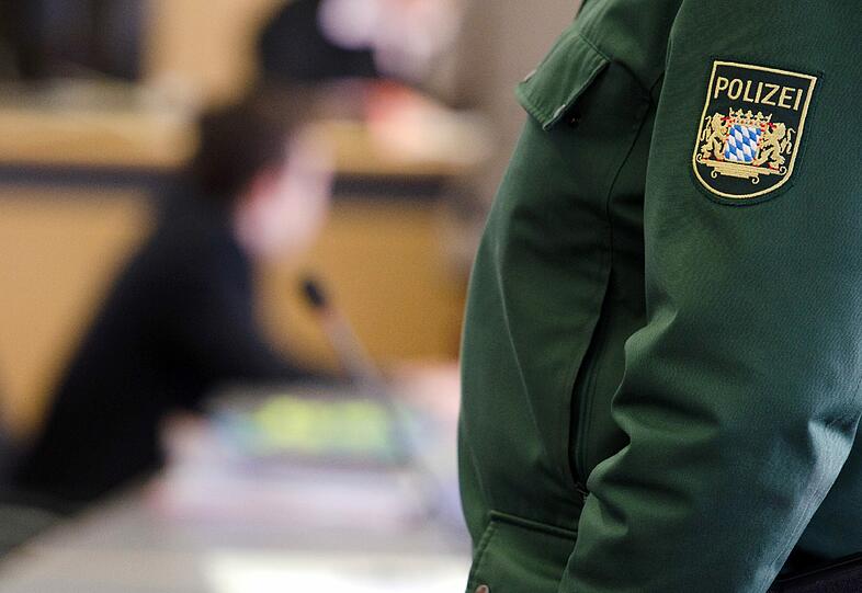 Wegen dem versuchten Mord an ihrer Mutter ist ein 17-jähriges Mädchen zu sieben Jahren und sechs Monaten Jugendstrafe verurteilt worden.