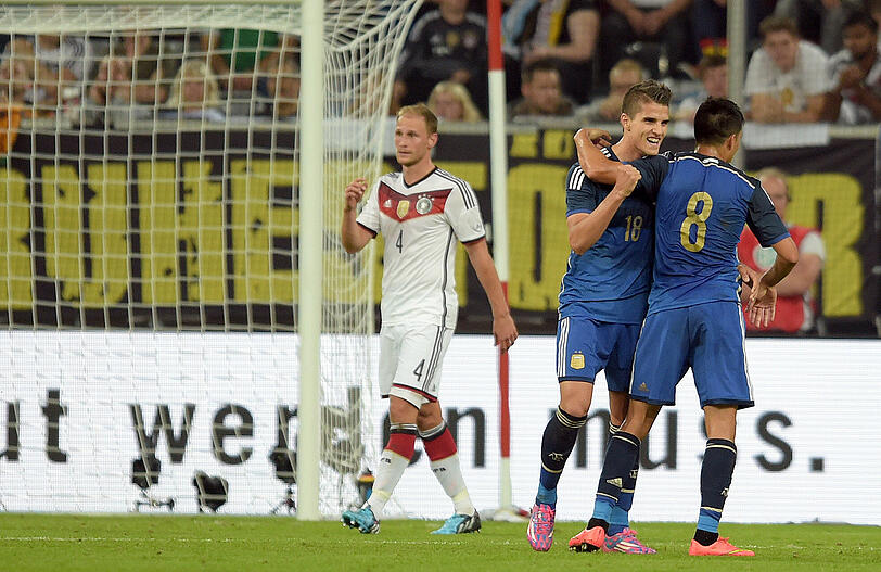 BENEDIKT HÖWEDES - NOTE 5 - Der Schalker als Senior der Talente-Abwehr. Hatte es schwer, den BVB-Riegel zu befehligen. Verteidigte selbst allerdings auch nur halbherzig vor der Flanke zum 0:2. Ging später regelrecht unter.