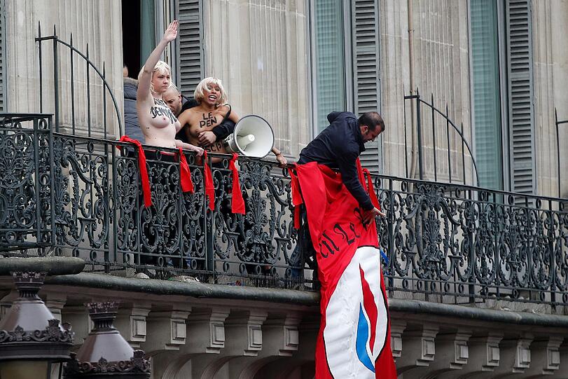 Bei einer Maikundgebung auf dem Pariser Opernplatz zeigten drei Femen-Aktivistinnen der Chefin der rechtsextremen französischen Partei Front National den Hitlergruß. Die Bilder.