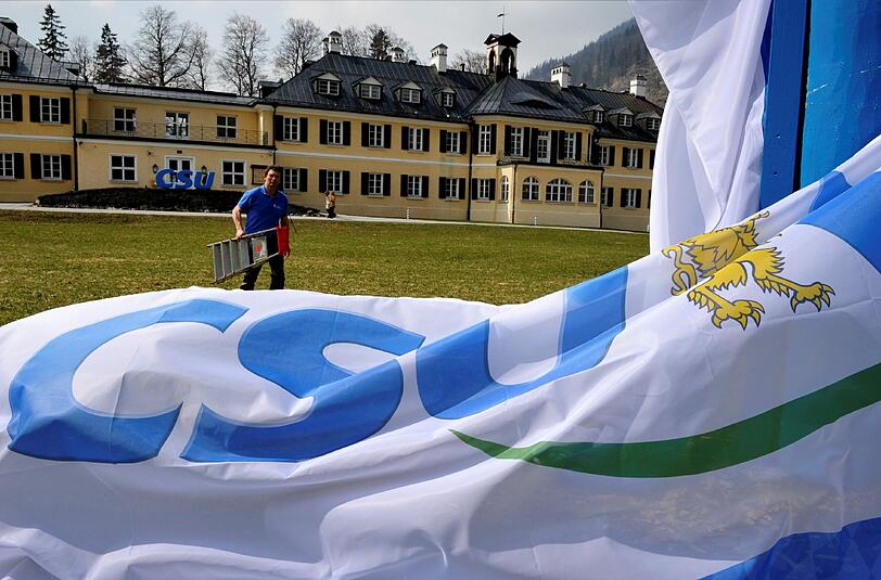 Alljährlich werden in Wildbad Kreuth Fahnen mit CSU-Logo gehisst. Nach der Klausur 2016 ist damit vermutlich Schluss.