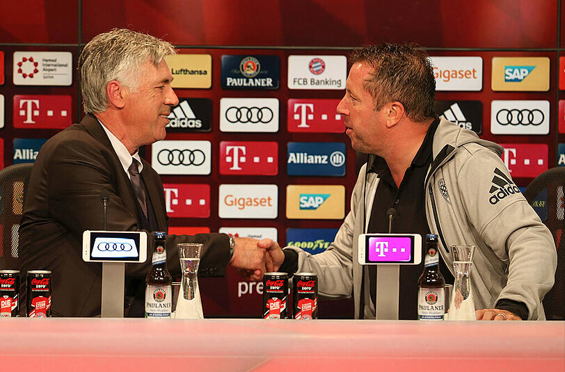 Auf Augenhöhe - so wie zuvor auch ihre beiden Mannschaften: FC-Bayern-Trainer Carlo Ancelotti (l.) und sein Kollege von FC Ingolstadt, Markus Kauczinski.