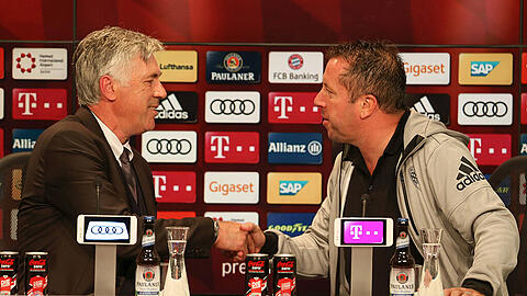 Auf Augenhöhe - so wie zuvor auch ihre beiden Mannschaften: FC-Bayern-Trainer Carlo Ancelotti (l.) und sein Kollege von FC Ingolstadt, Markus Kauczinski.