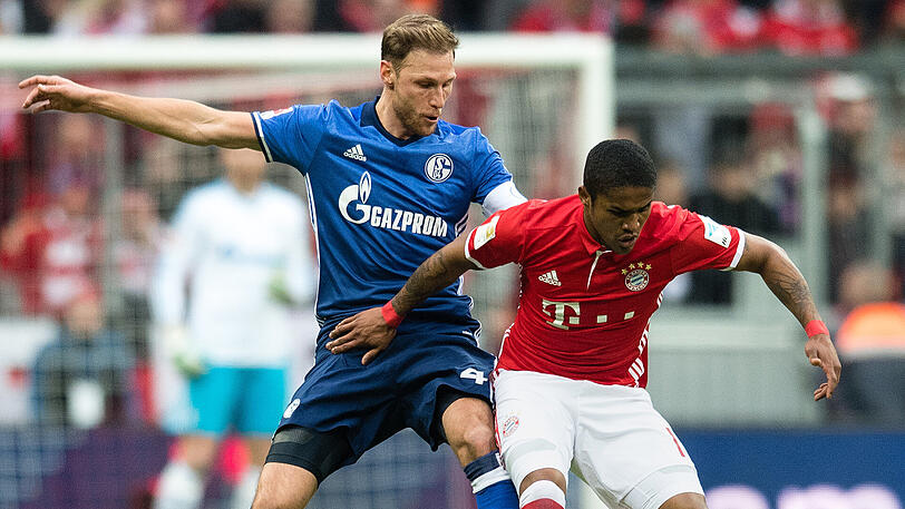 Auch gegen Schalke mit schwacher Leistung: Douglas Costa (rechts) - hier gegen Benedikt Höwedes.