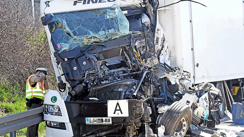 Schwerer Lkw-Unfall auf der A99 - ein Fahrer musste aus dem Cockpit befreit und per Hubschrauber ins Krankenhaus geflogen werden.