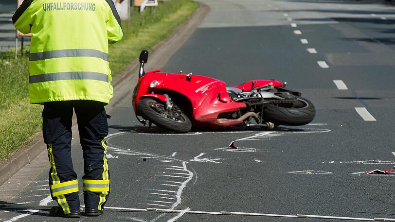 Der Motorradfahrer sirbt an der Unfallstelle (Archivbild).
