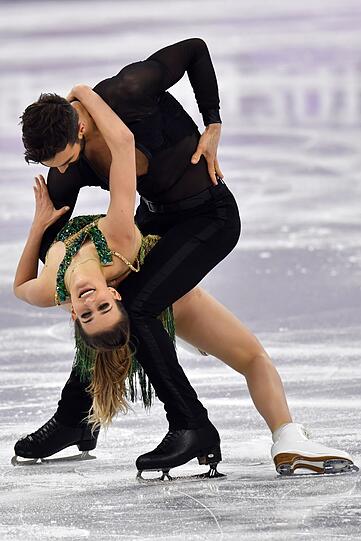 Ein Busenblitzer und keine Chance, ihn zu verdecken - trotzdem tanzten Papadakis und Cizeron auf den zweiten Platz in der Zwischenwertung! Die Bilder von ihrer Kurztanz-Performance.