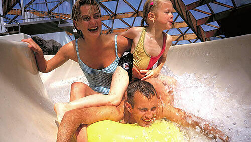 Familientauglich: Wasserspaß auf der großen Rutsche, Foto: PR Familientauglich: Wasserspaß auf der großen Rutsche, Foto: PR