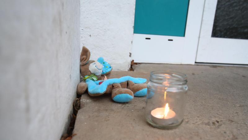 Ein Teddy liegt neben einem Teelicht im Eingangsbereich eines Wohnhauses im Stadtteil Winzerla. Ein Teddy liegt neben einem Teelicht im Eingangsbereich eines Wohnhauses im Stadtteil Winzerla.