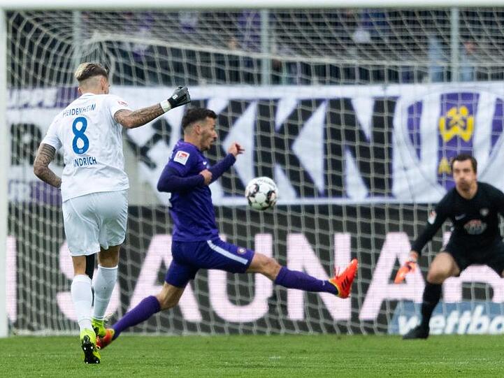 Heidenheims Robert Andrich (l) zieht ab und trifft zum 1:0-Sieg in Aue.